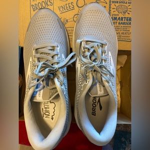 NEW Brooks running sneakers